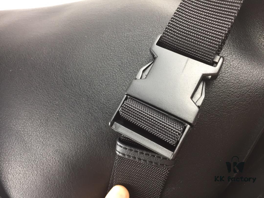 Original Balenciaga Counter Synchronized Update Crossbody Chest Bag Waist Bag Made of Imported Calfskin Simple Dual-Purpose Bag Can Be Used as Chest Bag or Waist Bag Lightweight and Convenient Size: Top Length 40 - Bottom Length 24 - Height 18 - Width 4