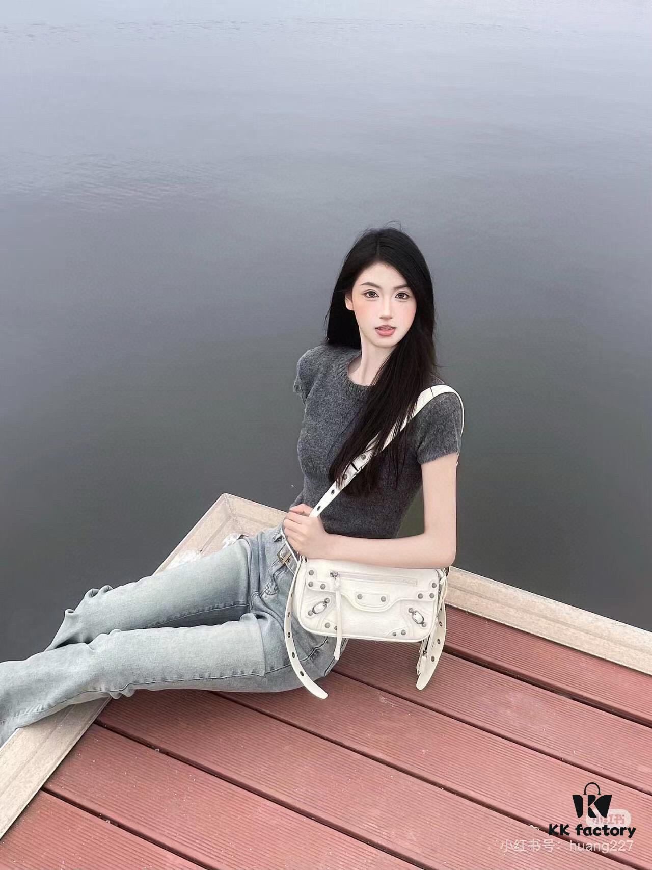 Balenciaga Le Cagole New Sling Bag - Italian Imported Leather, Minimalist Design, Practical Size 28x15x5