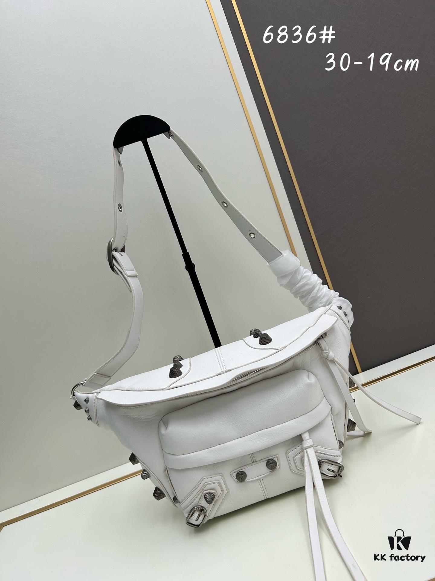 Balenciaga LE CAGOLE ||| LE CAGOLE MEN Medium Black Grained Lamb Leather Belt Bag