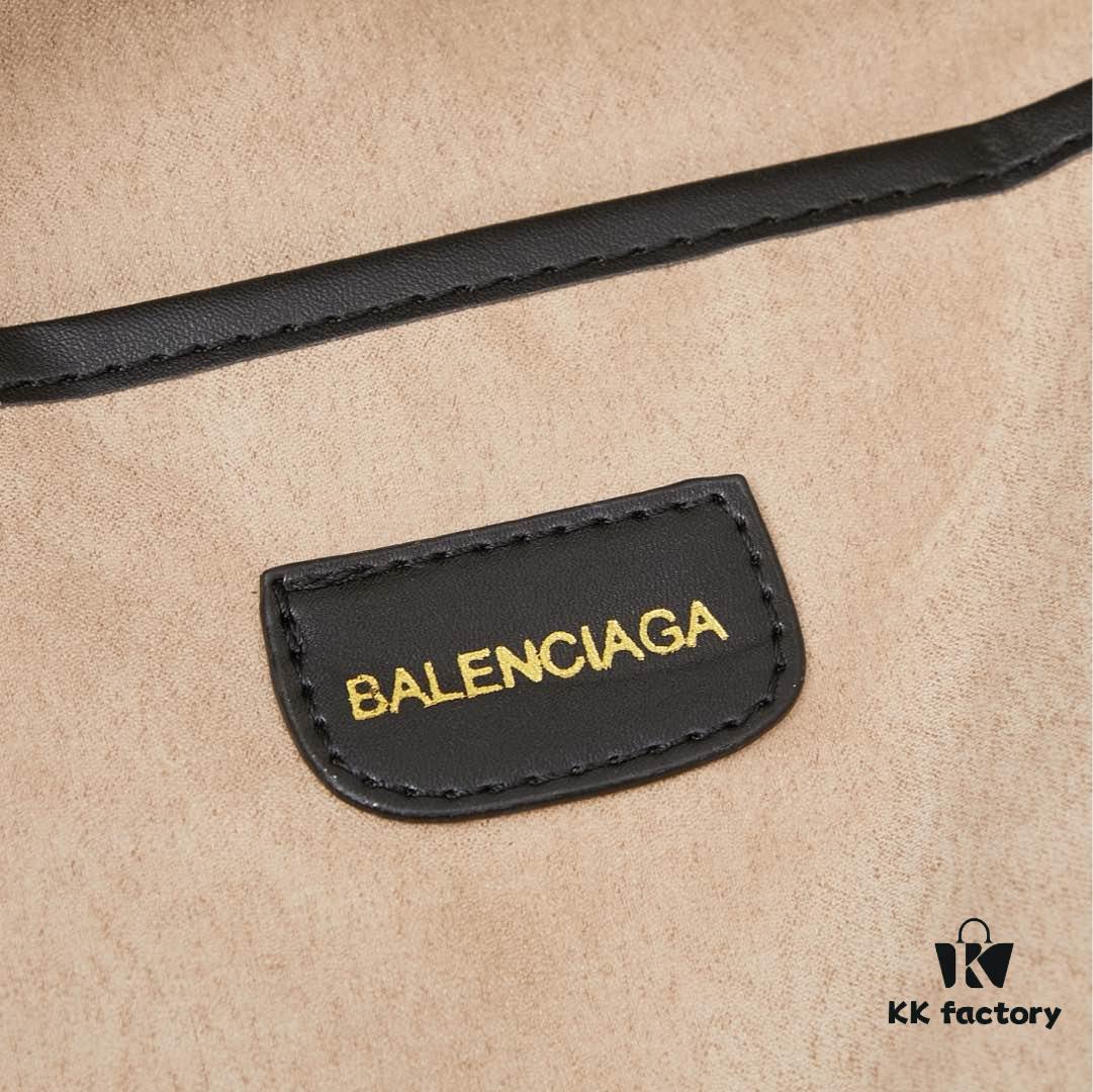 Small Balenciaga Hardware Tote – A modern reinterpretation of the canvas bag originally developed for the Marine Corps