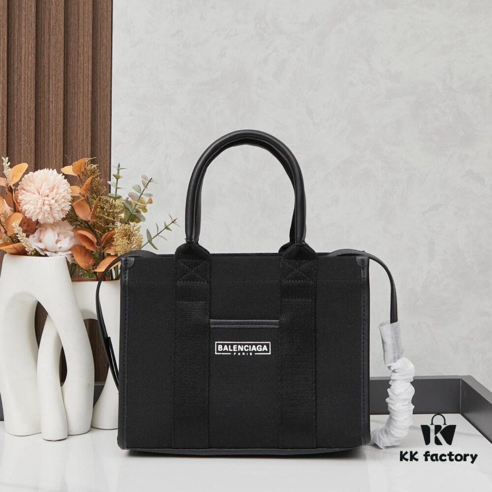Small Balenciaga Hardware Tote – A modern interpretation of a canvas bag originally developed for the Marine Corps, crafted from organic cotton canvas with structured design and interior pocket, spacious and ultra-lightweight, effortlessly stylish for any occasion.