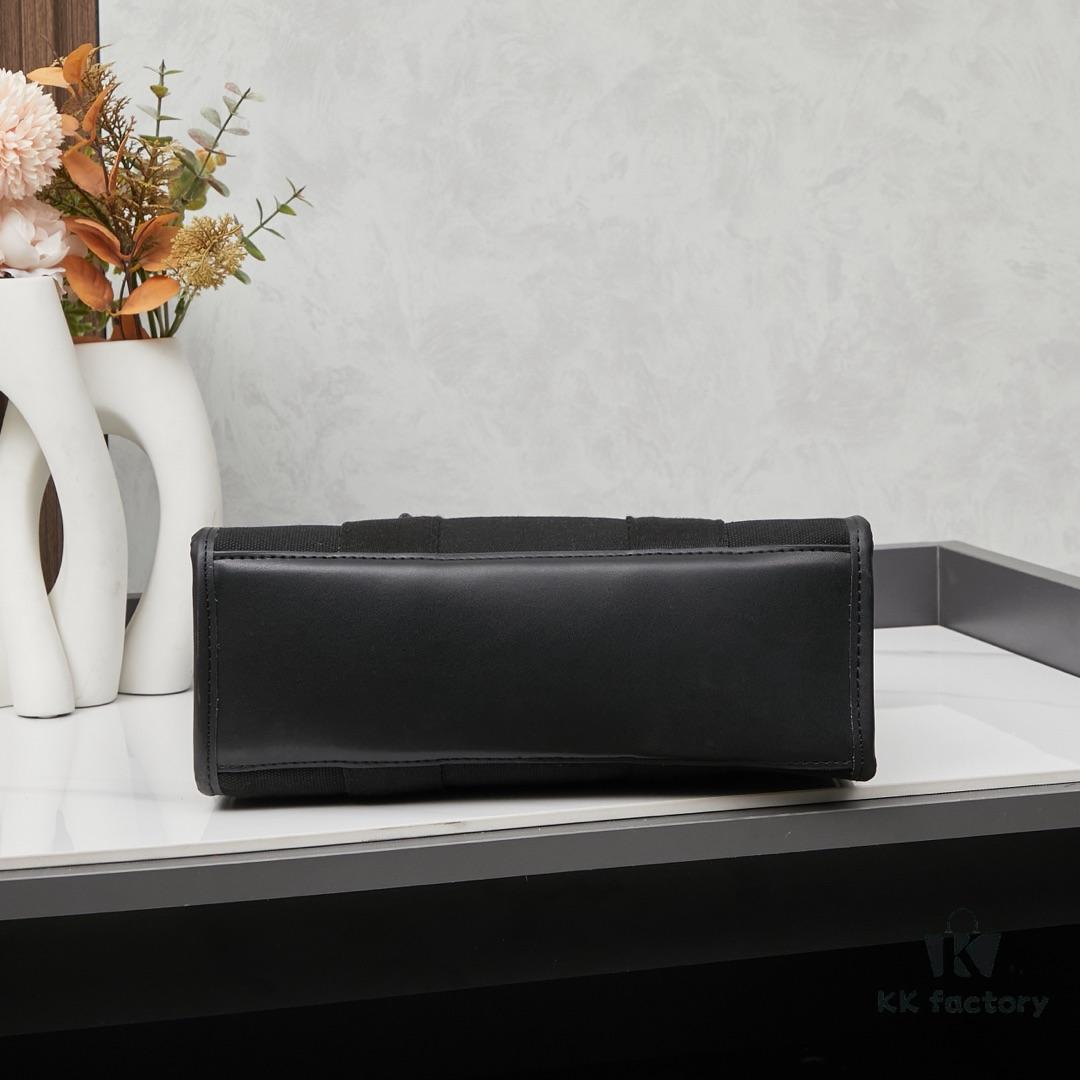 Small Balenciaga Hardware Tote – A modern interpretation of a canvas bag originally developed for the Marine Corps, crafted from organic cotton canvas with structured design and interior pocket, spacious and ultra-lightweight, effortlessly stylish for any occasion.