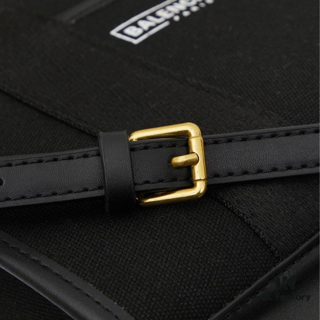 Small Balenciaga Hardware Tote – A modern interpretation of a canvas bag originally developed for the Marine Corps, crafted from organic cotton canvas with structured design and interior pocket, spacious and ultra-lightweight, effortlessly stylish for any occasion.