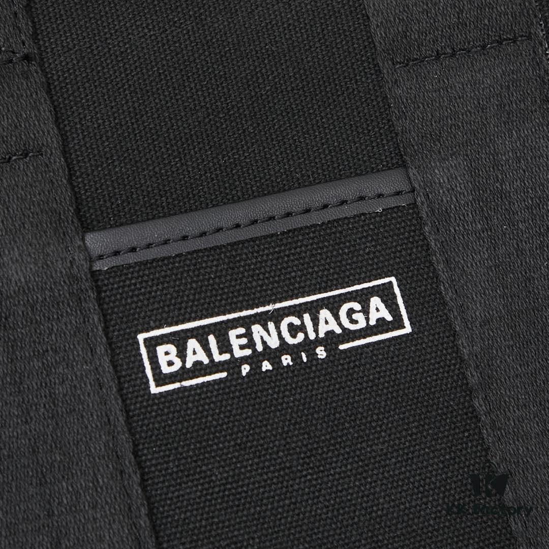 Small Balenciaga Hardware Tote – A modern interpretation of a canvas bag originally developed for the Marine Corps, crafted from organic cotton canvas with structured design and interior pocket, spacious and ultra-lightweight, effortlessly stylish for any occasion.