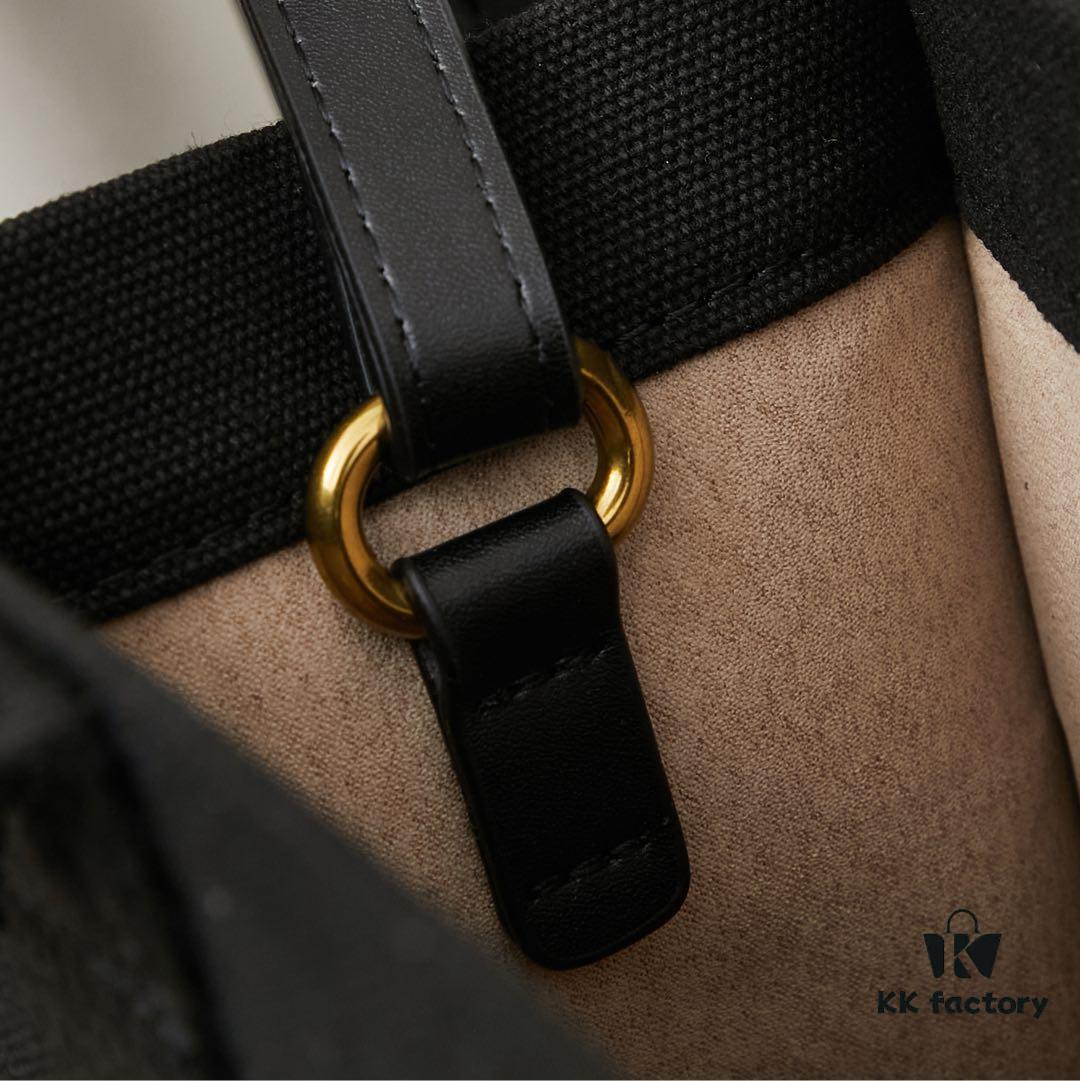 Small Balenciaga Hardware Tote – A modern interpretation of a canvas bag originally developed for the Marine Corps, crafted from organic cotton canvas with structured design and interior pocket, spacious and ultra-lightweight, effortlessly stylish for any occasion.