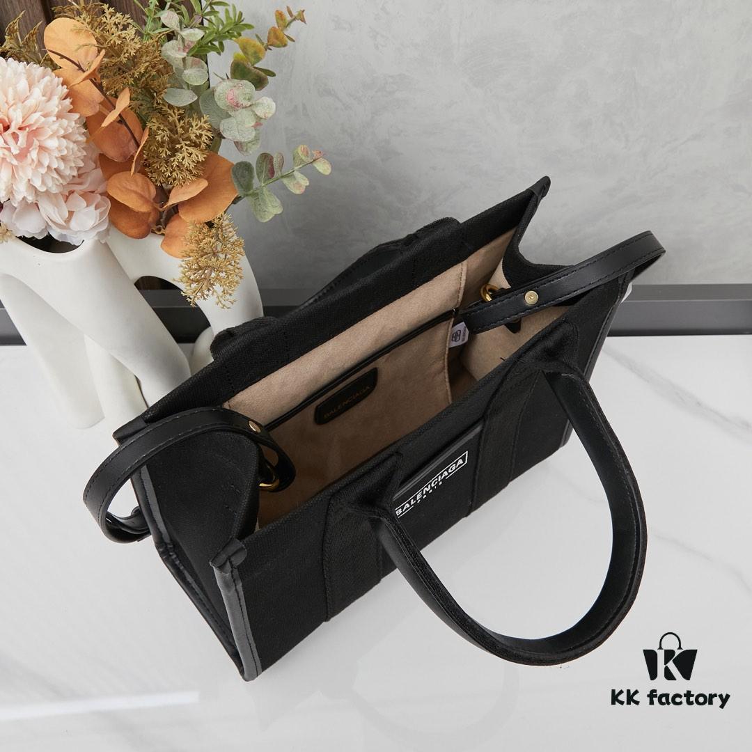 Small Balenciaga Hardware Tote – A modern interpretation of a canvas bag originally developed for the Marine Corps, crafted from organic cotton canvas with structured design and interior pocket, spacious and ultra-lightweight, effortlessly stylish for any occasion.