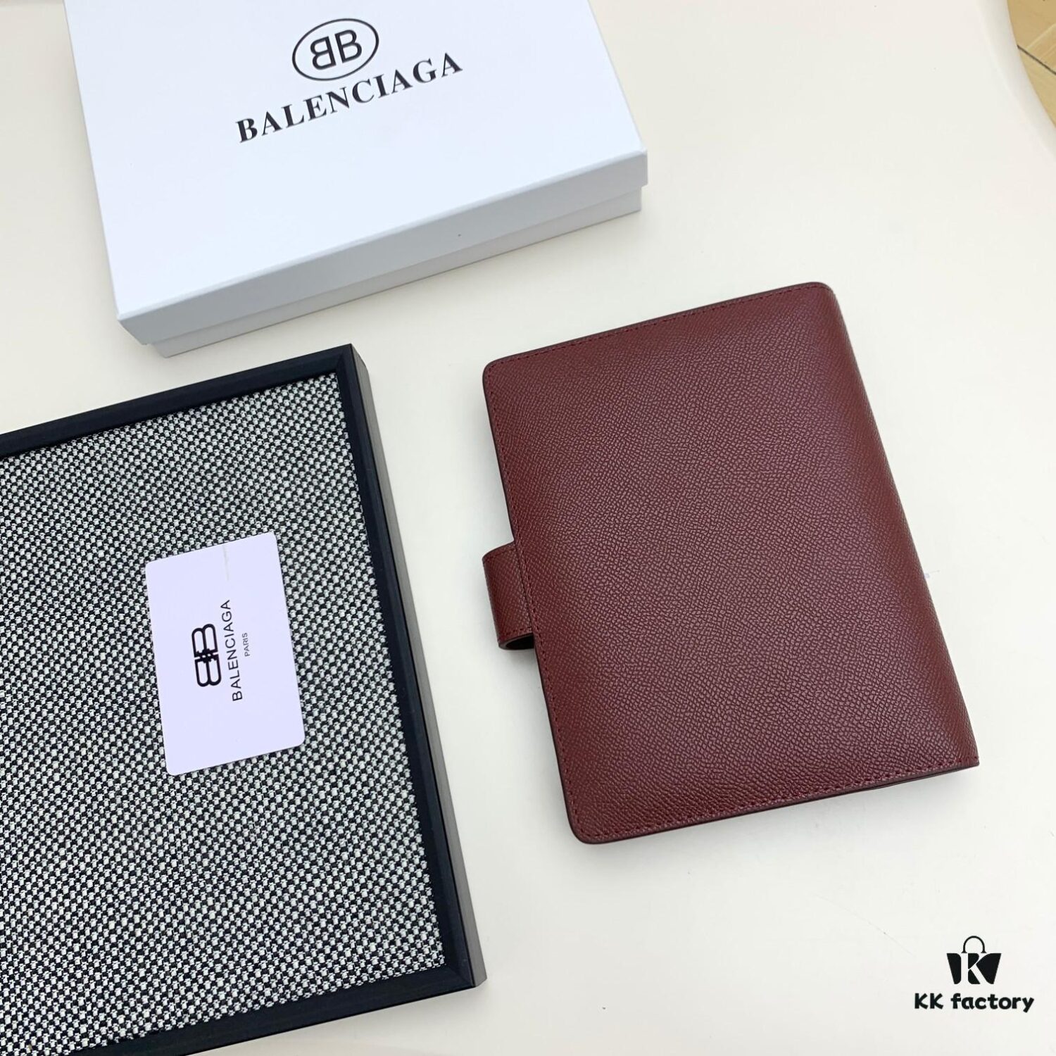 BALENCIAGA Notepad ✉️ Boutique Edition, Exquisite Smooth Material, Impeccable Craftsmanship, Featuring Card Slots and Interior Compartments, Size 15x19x4cm