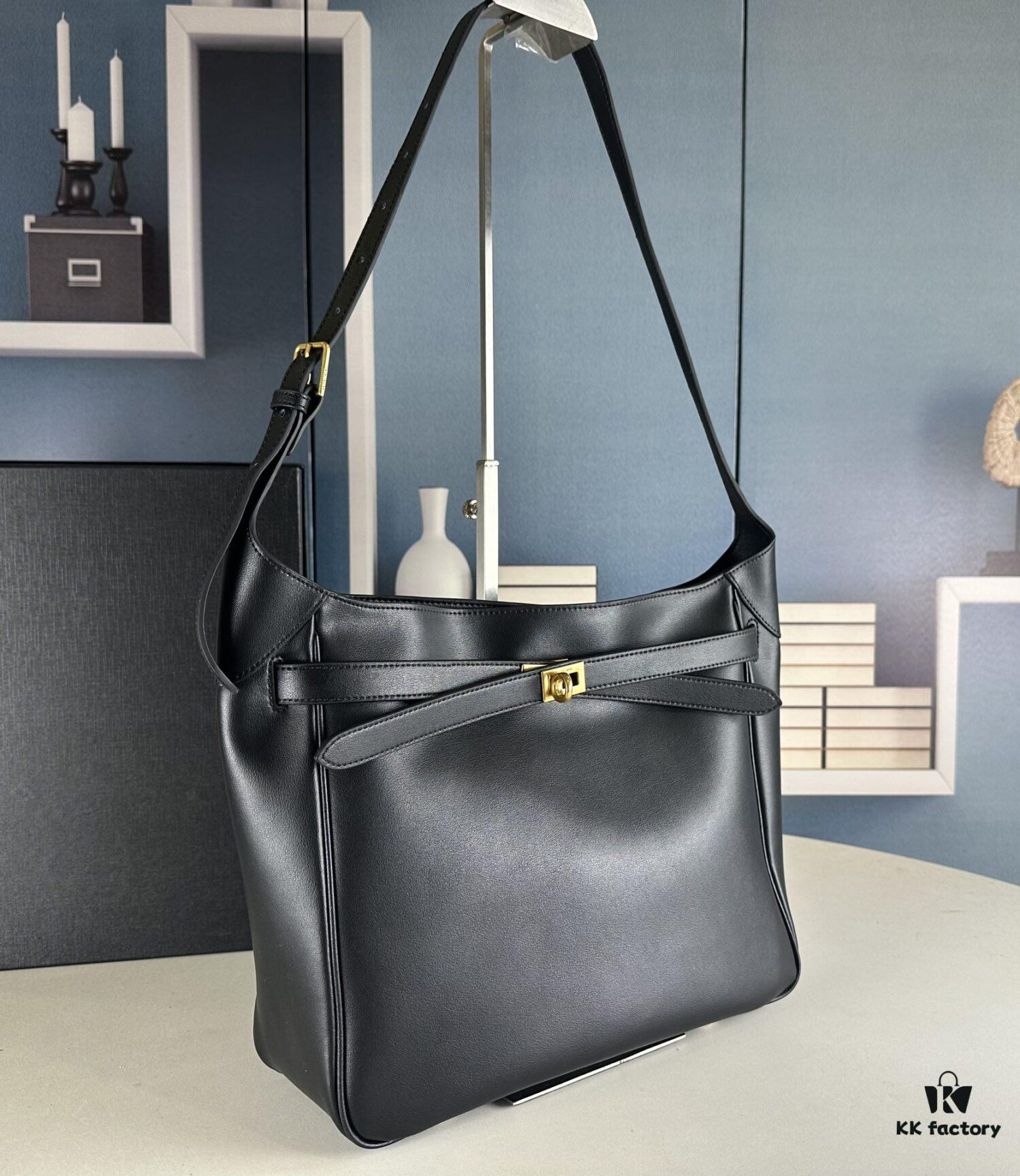 New BALENCIAGA Winter 24 Collection Re-See Shoulder Bucket Bag, Full-Grain Leather, Minimalist Luxury Design, Upcycled Motorbike Glove Handbag with Keychain Closure, Elegant and Sophisticated Lazy Lady Style