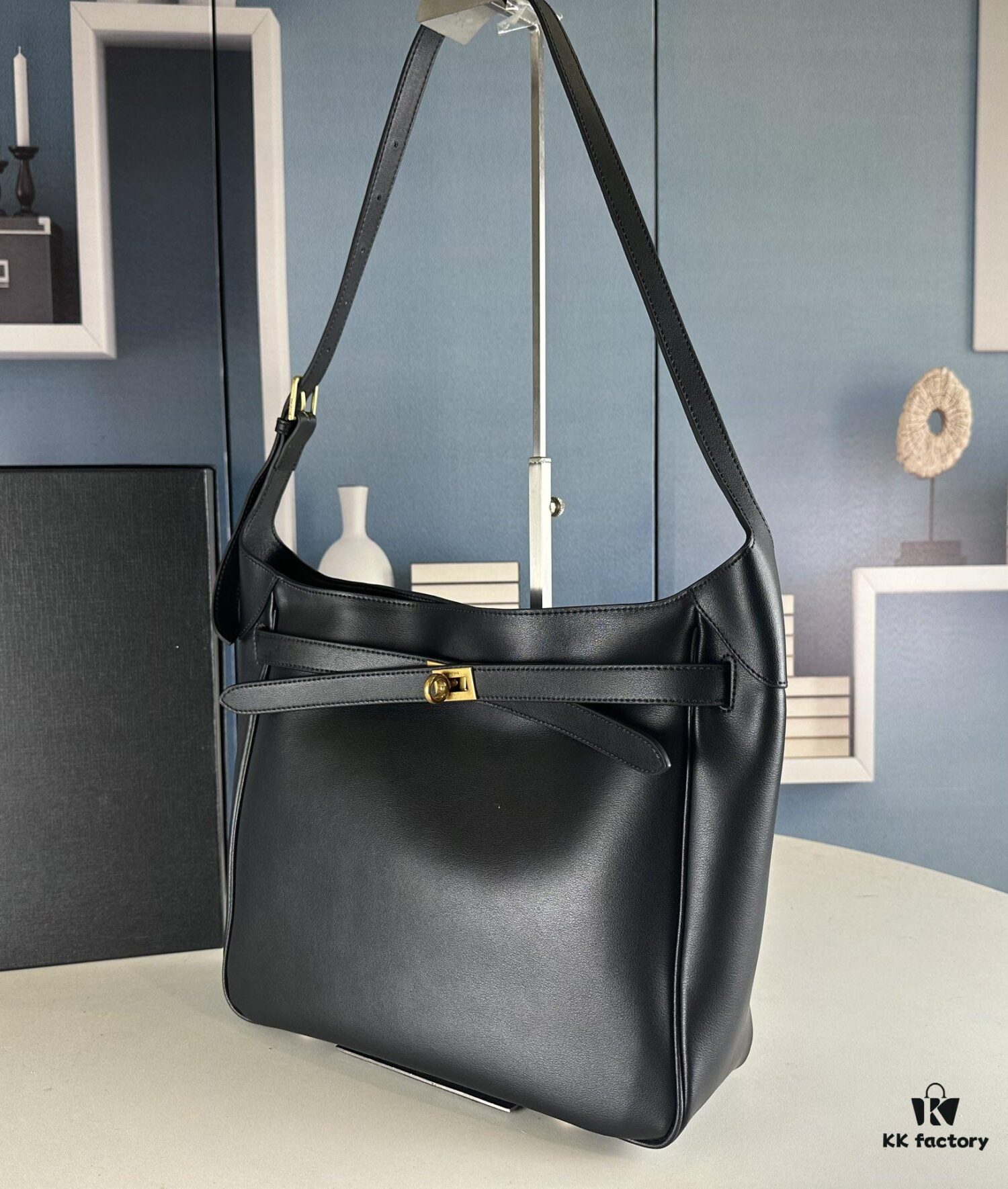 New BALENCIAGA Winter 24 Collection Re-See Shoulder Bucket Bag, Full-Grain Leather, Minimalist Luxury Design, Upcycled Motorbike Glove Handbag with Keychain Closure, Elegant and Sophisticated Lazy Lady Style