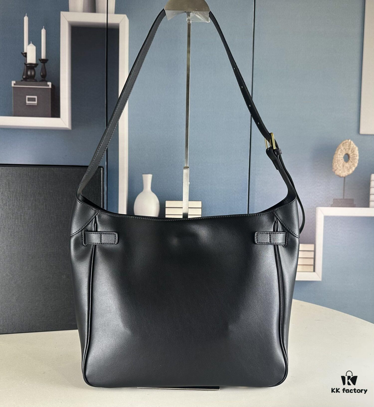 New BALENCIAGA Winter 24 Collection Re-See Shoulder Bucket Bag, Full-Grain Leather, Minimalist Luxury Design, Upcycled Motorbike Glove Handbag with Keychain Closure, Elegant and Sophisticated Lazy Lady Style