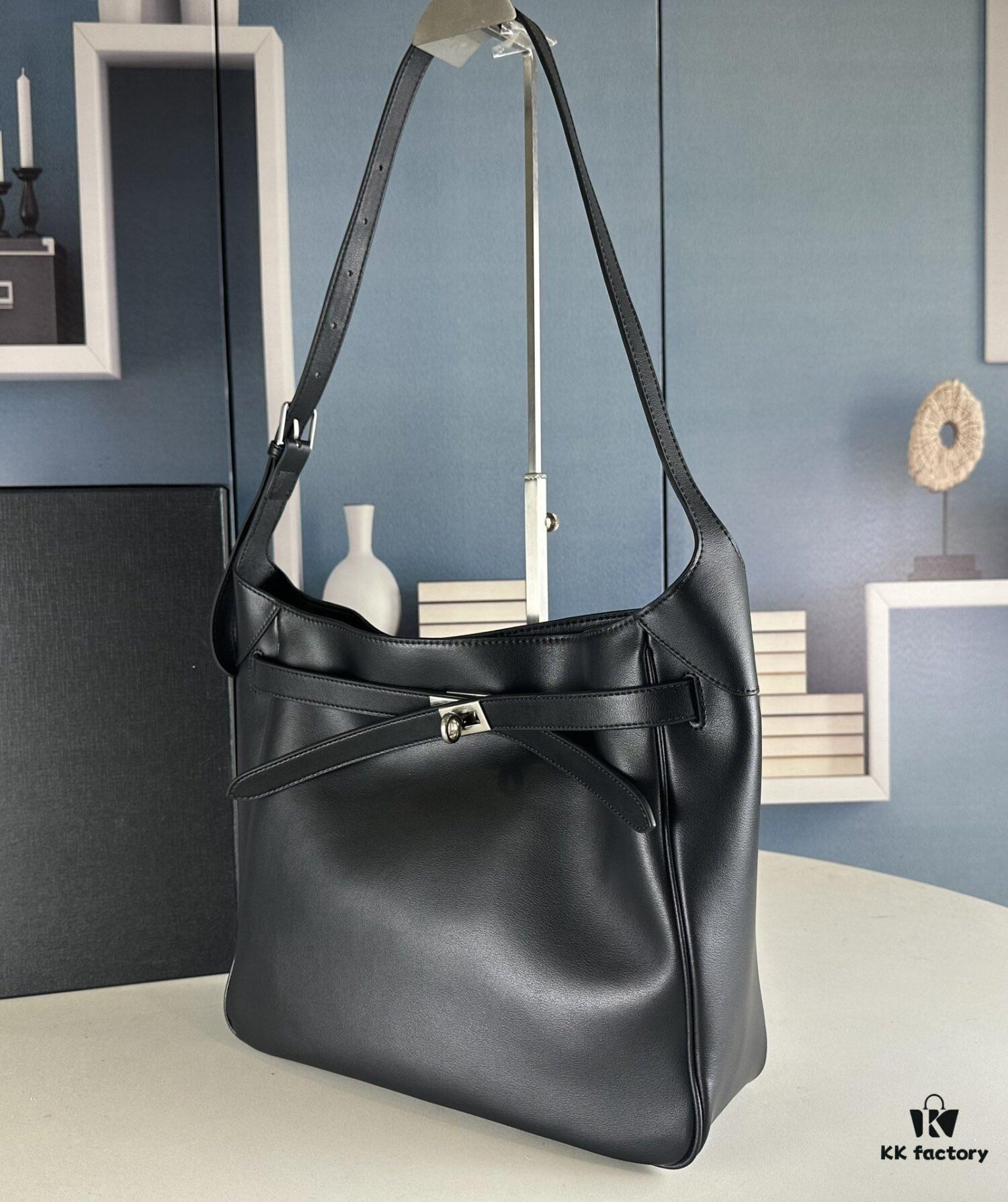 New Balenciaga Winter 24 Collection Re-See Shoulder Bucket Bag, Top-Grain Leather, Minimalist Luxury Design, Recycled Motorcycle Glove Handbag with Keychain Closure, Elegant and Sophisticated Look