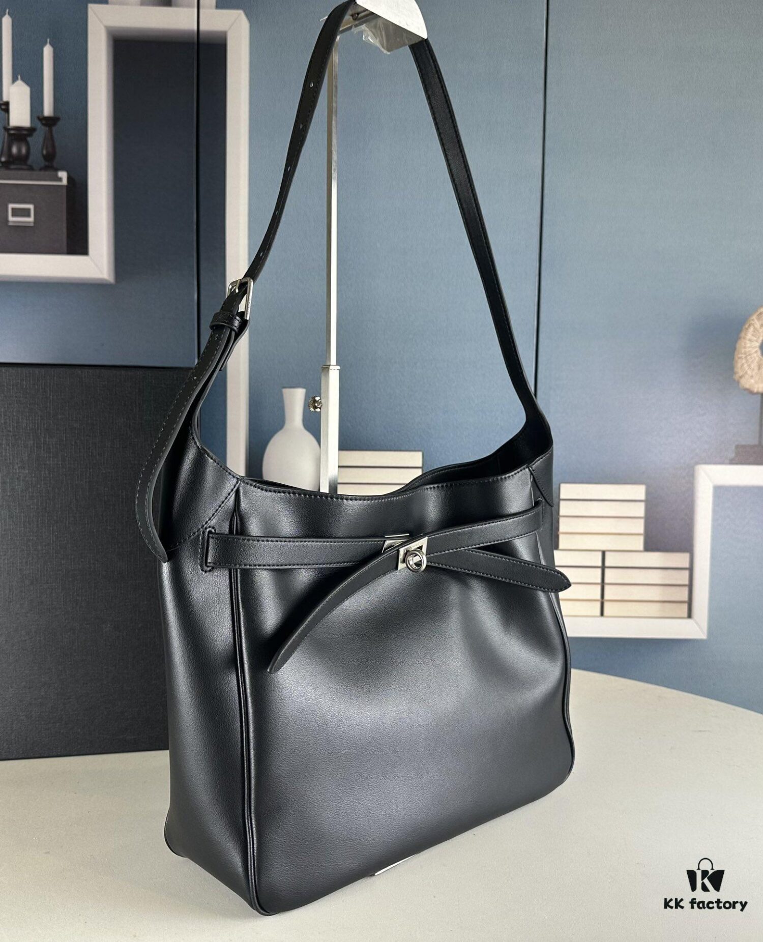 New Balenciaga Winter 24 Collection Re-See Shoulder Bucket Bag, Top-Grain Leather, Minimalist Luxury Design, Recycled Motorcycle Glove Handbag with Keychain Closure, Elegant and Sophisticated Look