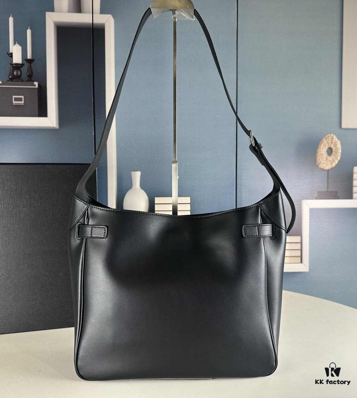 New Balenciaga Winter 24 Collection Re-See Shoulder Bucket Bag, Top-Grain Leather, Minimalist Luxury Design, Recycled Motorcycle Glove Handbag with Keychain Closure, Elegant and Sophisticated Look