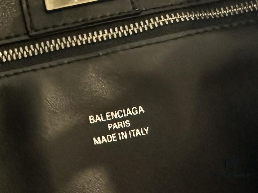 New Balenciaga Winter 24 Collection Re-See Shoulder Bucket Bag, Top-Grain Leather, Minimalist Luxury Design, Recycled Motorcycle Glove Handbag with Keychain Closure, Elegant and Sophisticated Look