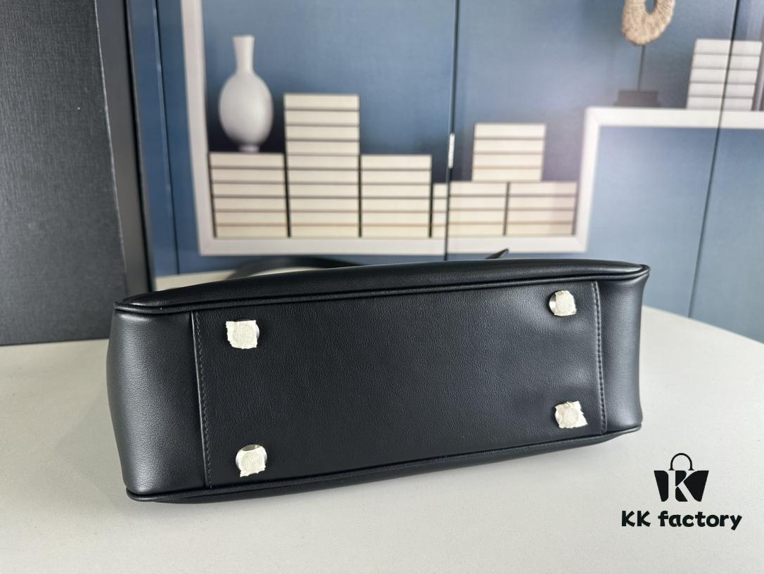 New Balenciaga Winter 24 Collection Re-See Shoulder Bucket Bag, Top-Grain Leather, Minimalist Luxury Design, Recycled Motorcycle Glove Handbag with Keychain Closure, Elegant and Sophisticated Look