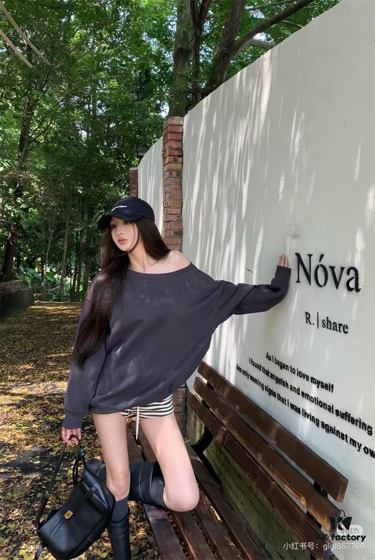 New BALENCIAGA Winter 24 Collection Re-See Shoulder Bucket Bag, Full-Grain Leather, Minimalist Luxury Design, Upcycled Motorcycle Glove Clutch with Keychain Closure, Effortlessly Chic Oversized Look