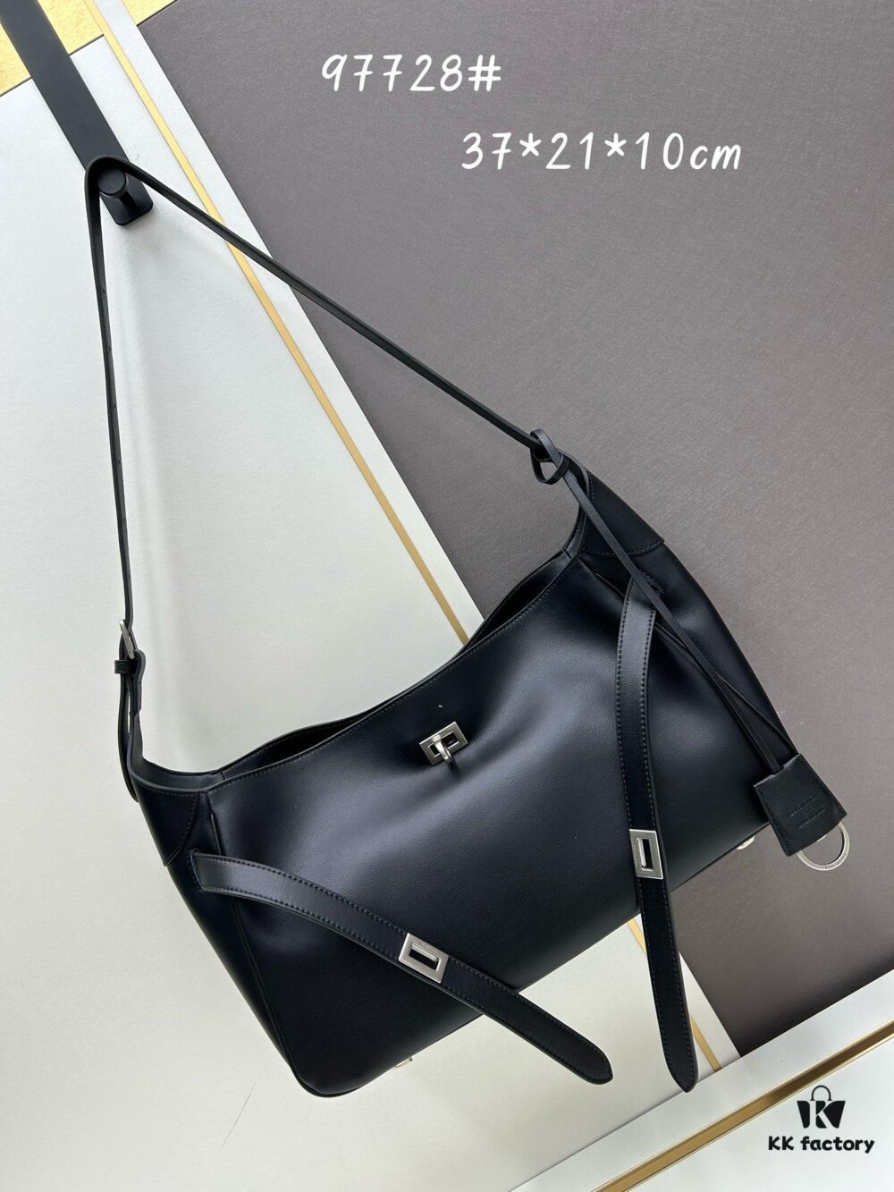 New Balenciaga Winter 24 Collection Re-See Shoulder Bucket Bag, Top-Grain Leather, Minimalist Luxury Design, Upcycled Motorbike Glove Handbag with Keyring Closure, Elegant and Sophisticated Look