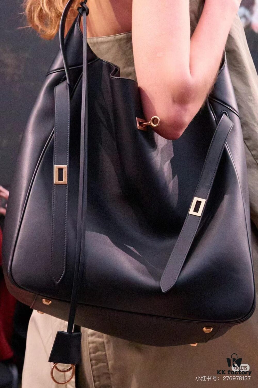 New Balenciaga Winter 24 Collection Re-See Shoulder Bucket Bag, Top-Grain Leather, Minimalist Luxury Design, Upcycled Motorbike Glove Handbag with Keychain Closure, Effortless Chic Style