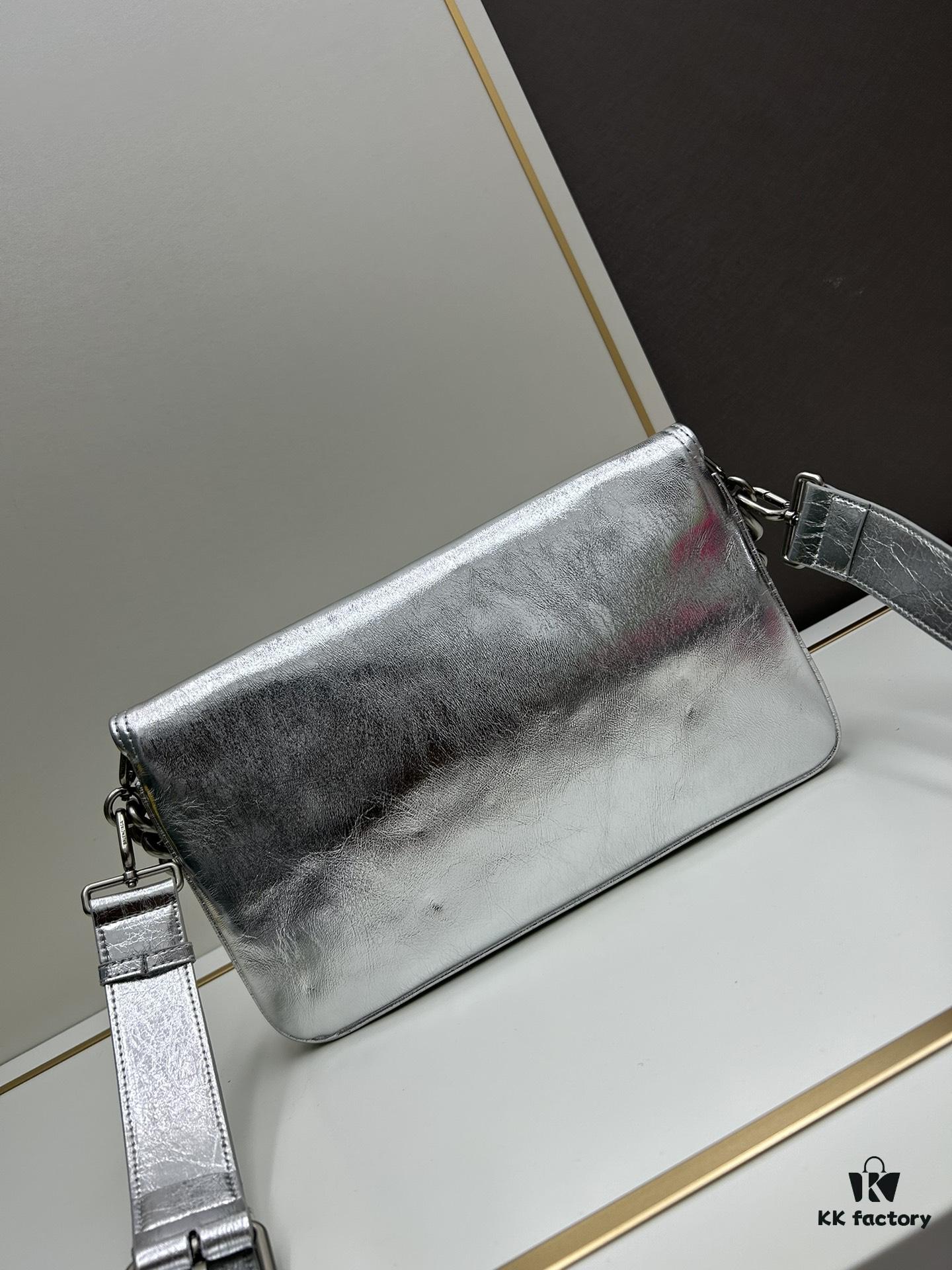 Medium Size 💰 Latest Hot Selling Balenciaga Soft Bag New Arrival, Premium Full-Grain Leather, Soft and Smooth Texture, Stylish Metal Chain Strap, Spacious Interior, Heavy-Duty Metallic Hardware, Dimensions: 30x17x6 cm, Model 84883