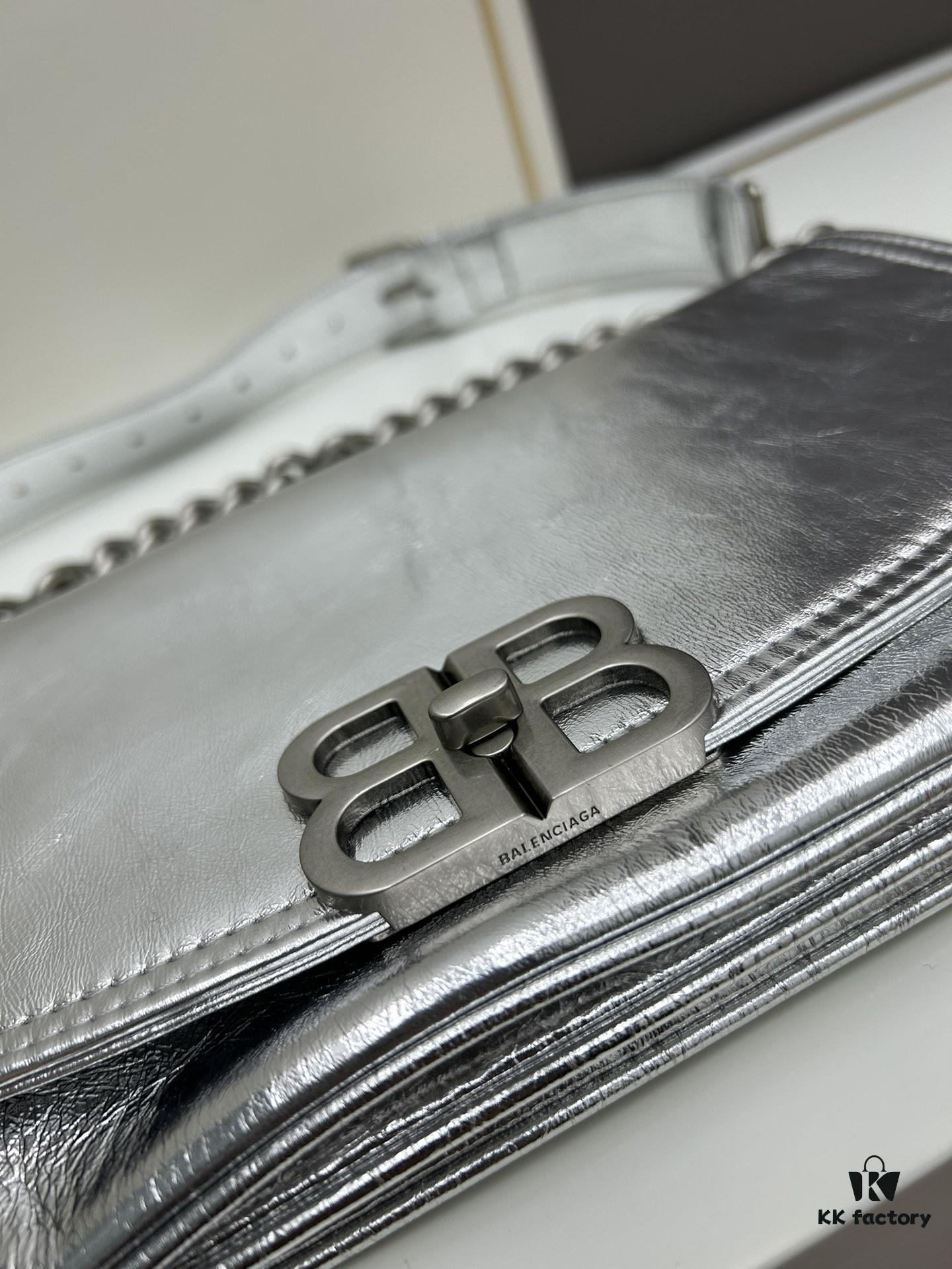 Medium Size 💰 Latest Hot Selling Balenciaga Soft Bag New Arrival, Premium Full-Grain Leather, Soft and Smooth Texture, Stylish Metal Chain Strap, Spacious Interior, Heavy-Duty Metallic Hardware, Dimensions: 30x17x6 cm, Model 84883