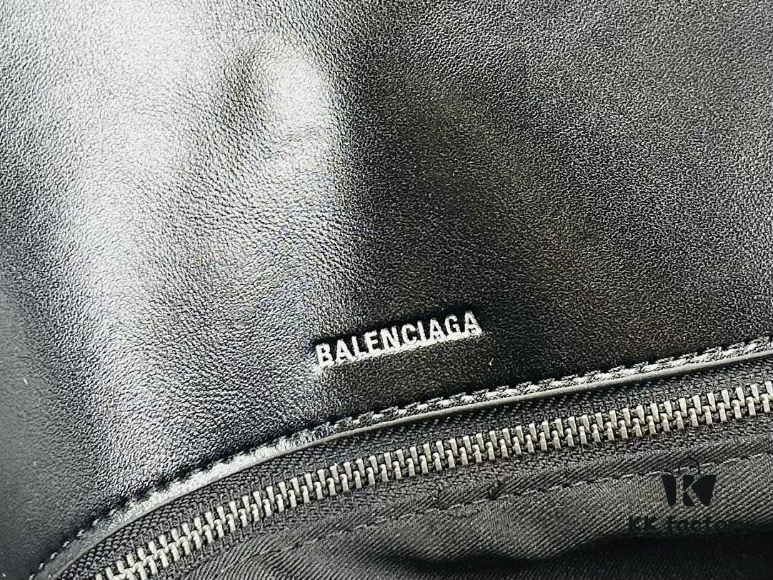 Medium Size 💰 Latest Hot-Selling Balenciaga New Soft Bag, Premium Full-Grain Leather, Soft and Exquisite Texture, Stylish Metal Chain Strap, Spacious Capacity
