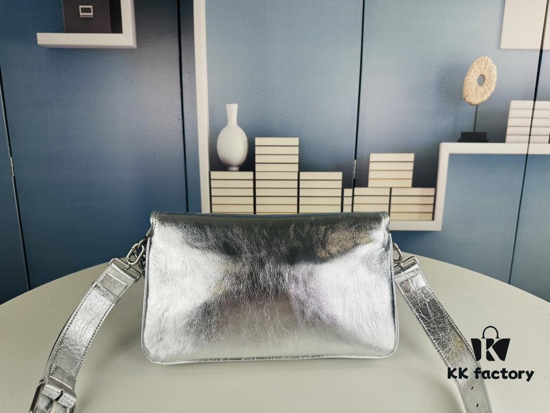 Medium Size 💰 Latest Hot-Selling Balenciaga New Soft Bag, Premium Full-Grain Leather, Elegant and Spacious