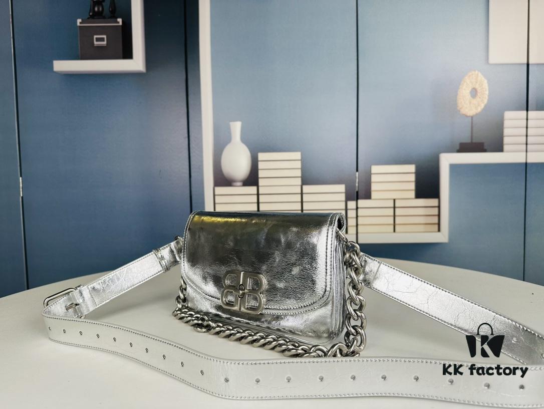 Small Size Latest Hot-Selling Balenciaga New Soft Bag, Premium Full-Grain Leather, Soft and Fine Texture, Stylish Metal Chain Strap, 23x14x6cm