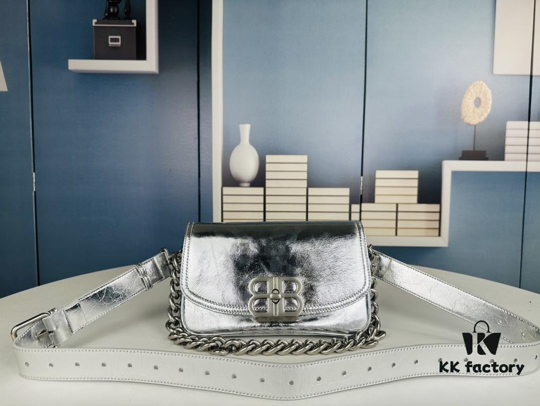 Small Size Latest Hot-Selling Balenciaga New Soft Bag, Premium Full-Grain Leather, Soft and Fine Texture, Stylish Metal Chain Strap, 23x14x6cm