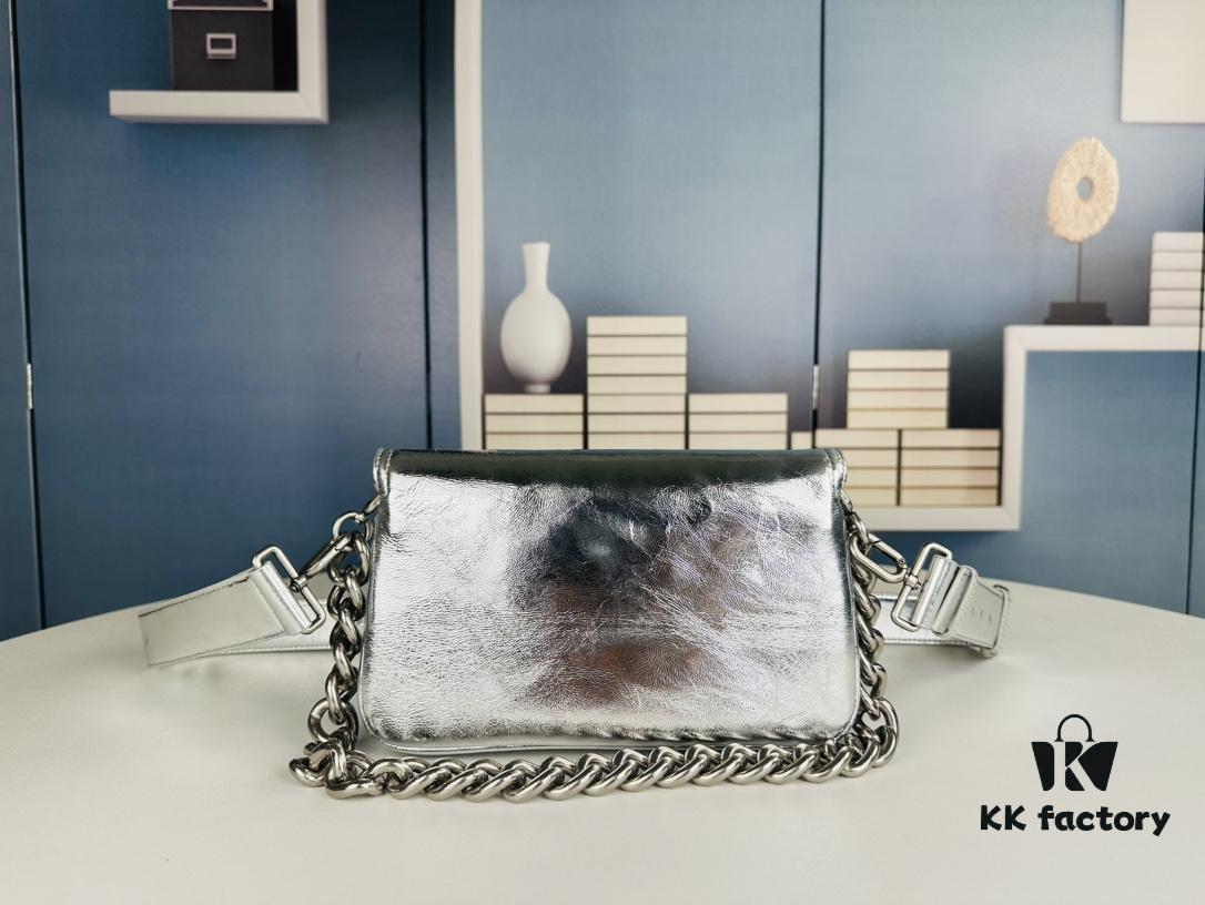 Small Size Latest Hot-Selling Balenciaga New Soft Bag, Premium Full-Grain Leather, Soft and Fine Texture, Stylish Metal Chain Strap, 23x14x6cm