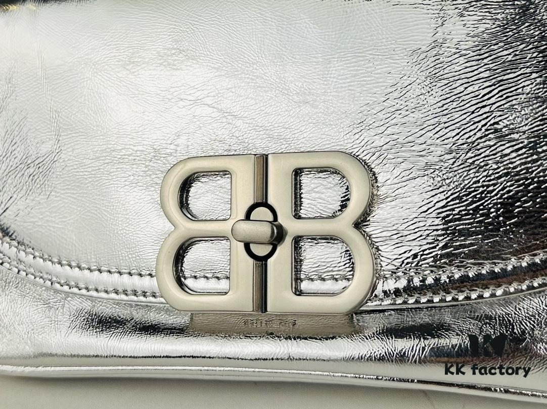 Small Size Latest Hot-Selling Balenciaga New Soft Bag, Premium Full-Grain Leather, Soft and Fine Texture, Stylish Metal Chain Strap, 23x14x6cm