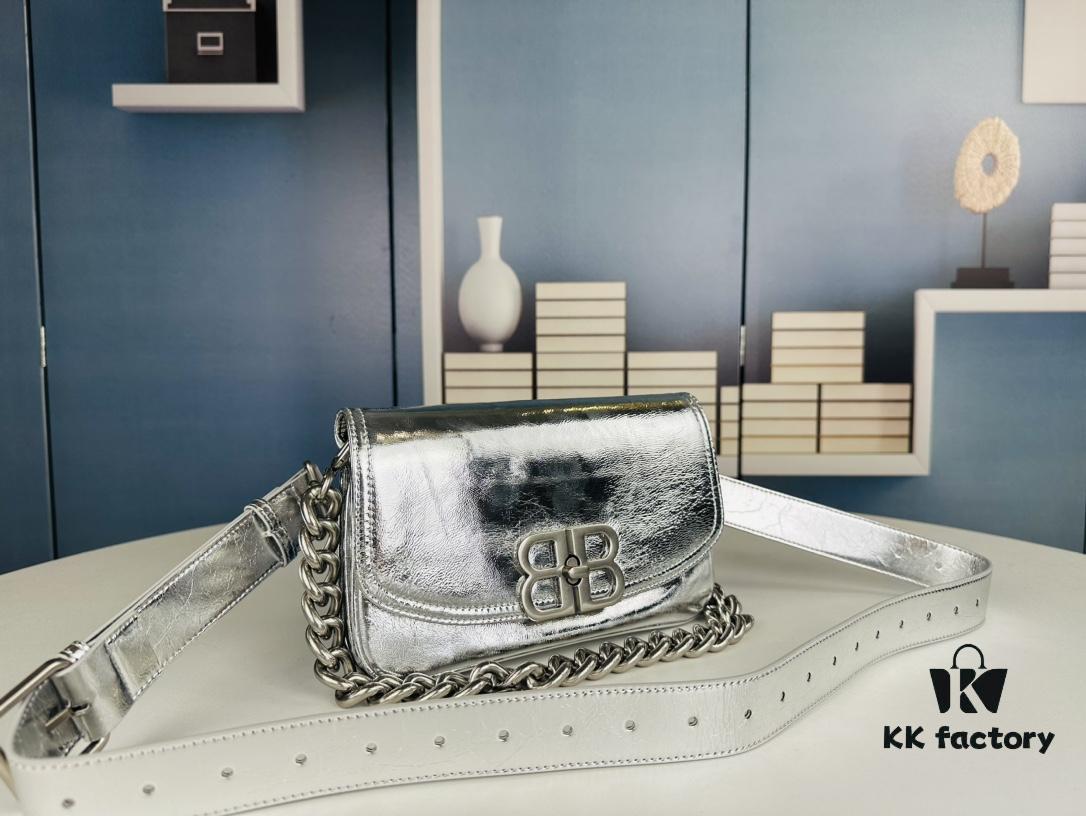 Small Size Latest Hot-Selling Balenciaga New Soft Bag, Premium Full-Grain Leather, Soft and Fine Texture, Stylish Metal Chain Strap, 23x14x6cm