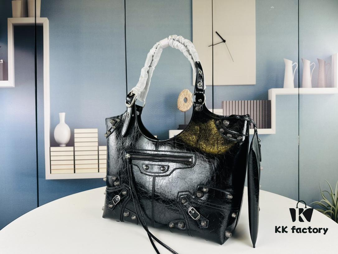 Balenciaga's New Large Tote from Fall 23 Collection