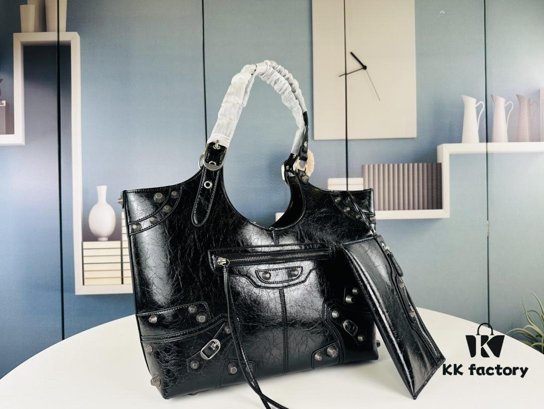 Balenciaga's New Large Tote from Fall 23 Collection