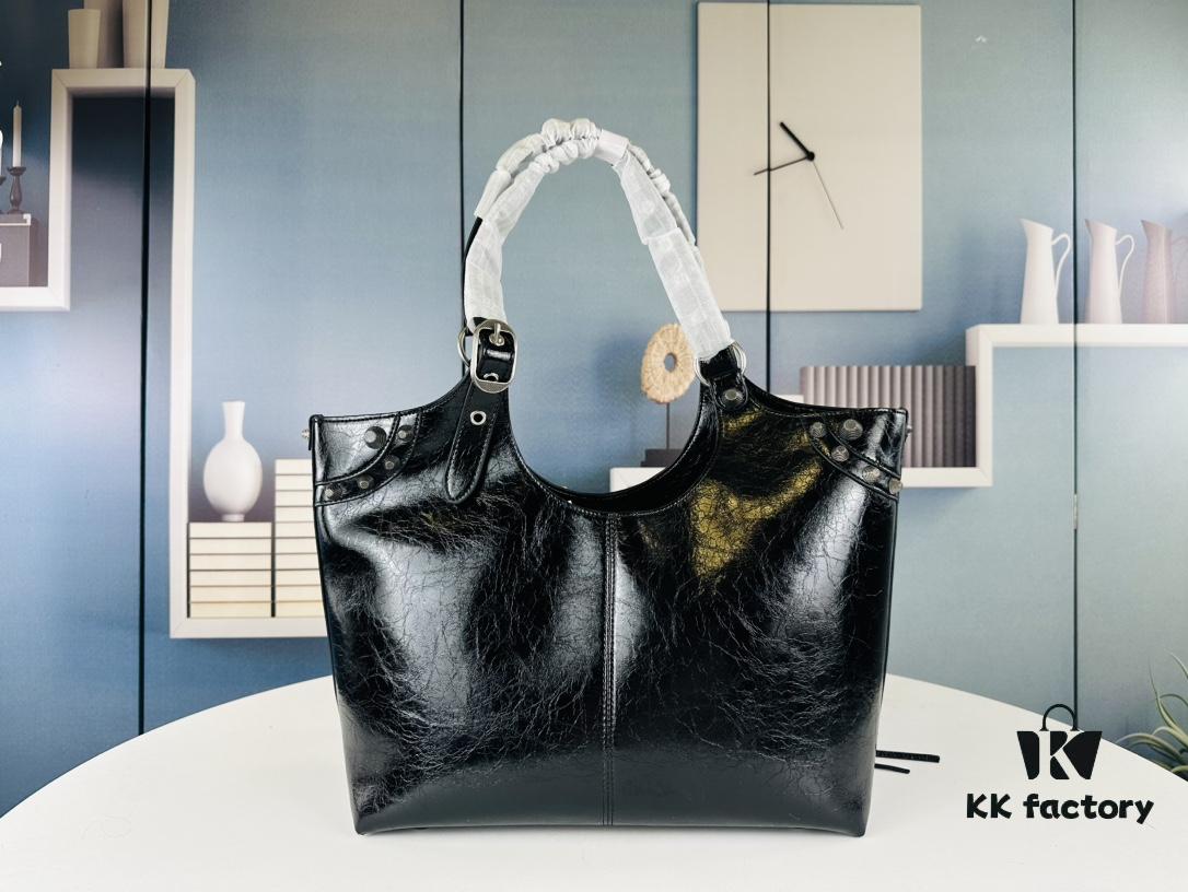 Balenciaga's New Large Tote from Fall 23 Collection