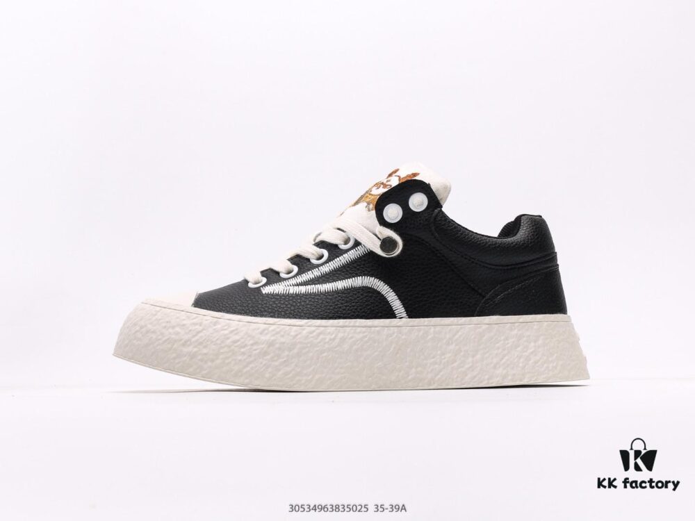 Chanel Kung Fu Panda Electric Show Style 2024 Autumn/Winter New Authentic Leather Lightweight Versatile Casual Sneakers