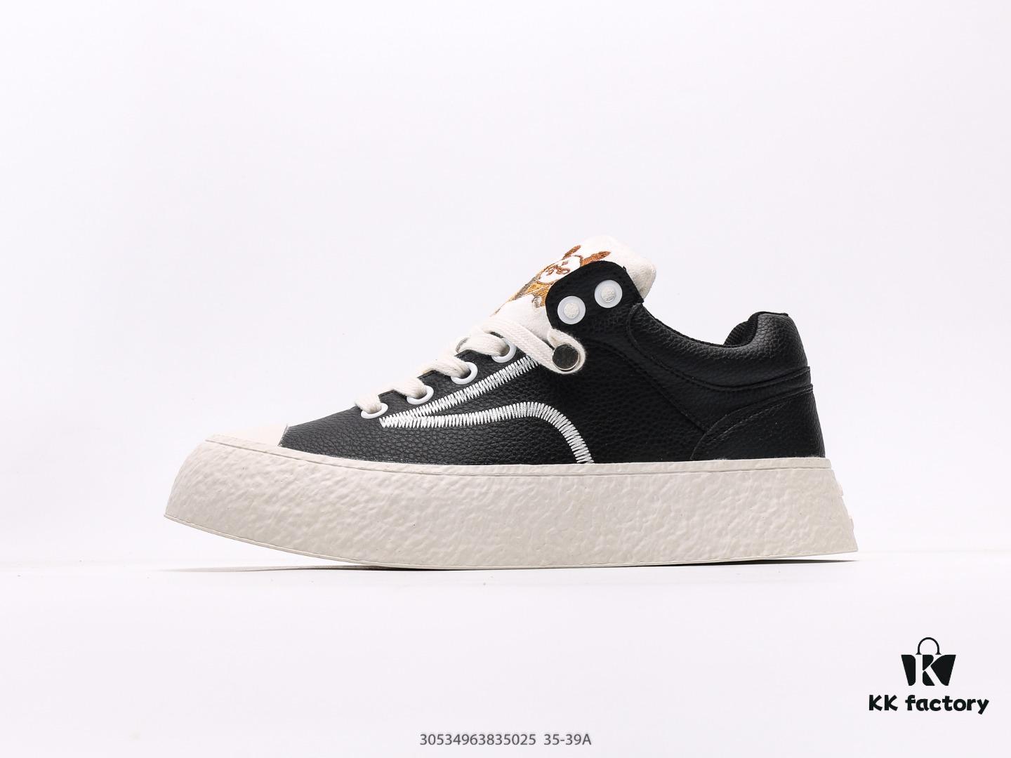 Chanel Kung Fu Panda Electric Show Style 2024 Autumn/Winter New Authentic Leather Lightweight Versatile Casual Sneakers