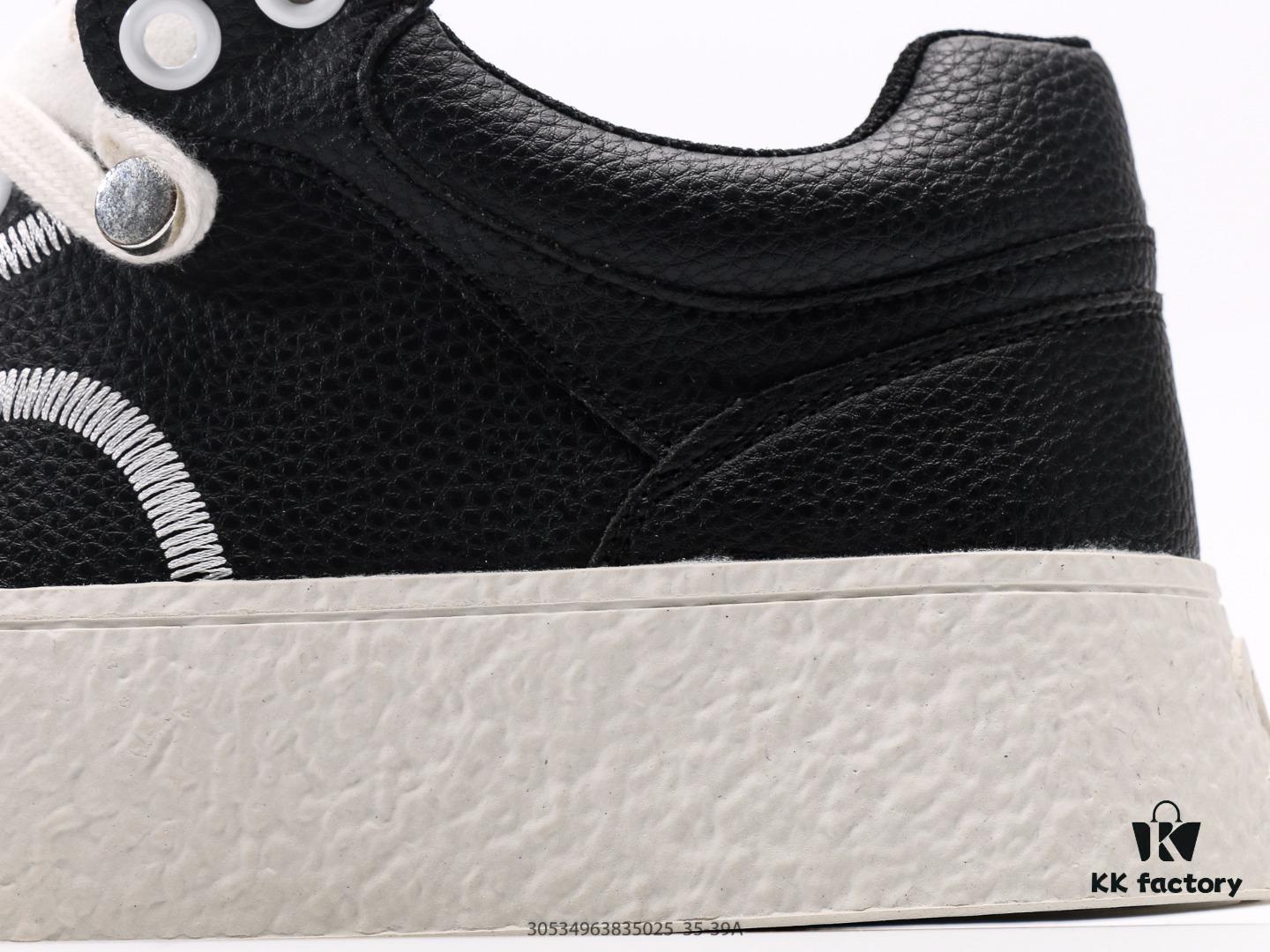 Chanel Kung Fu Panda Electric Show Style 2024 Autumn/Winter New Authentic Leather Lightweight Versatile Casual Sneakers