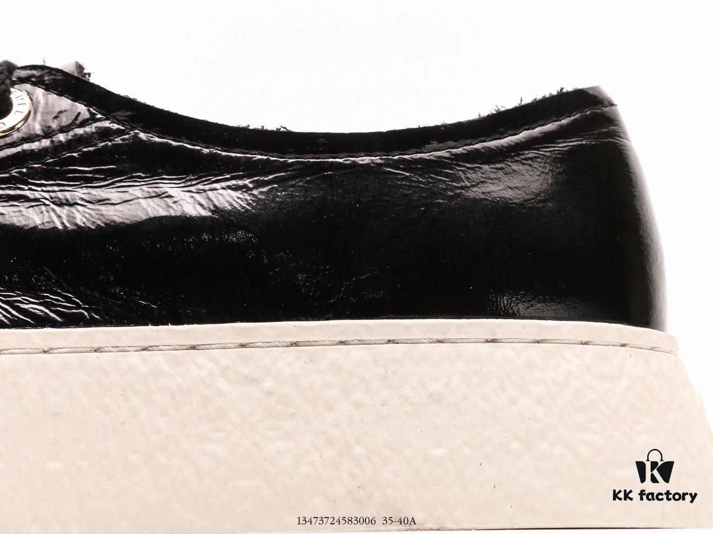 Chanel x Adidas Collaboration Vintage-Style Lightweight Sneaker, Chanel's Latest Four-Season Ultimate Derivative Thick-Soled Shoe That Elevates Overall Silhouette and Enhances Style