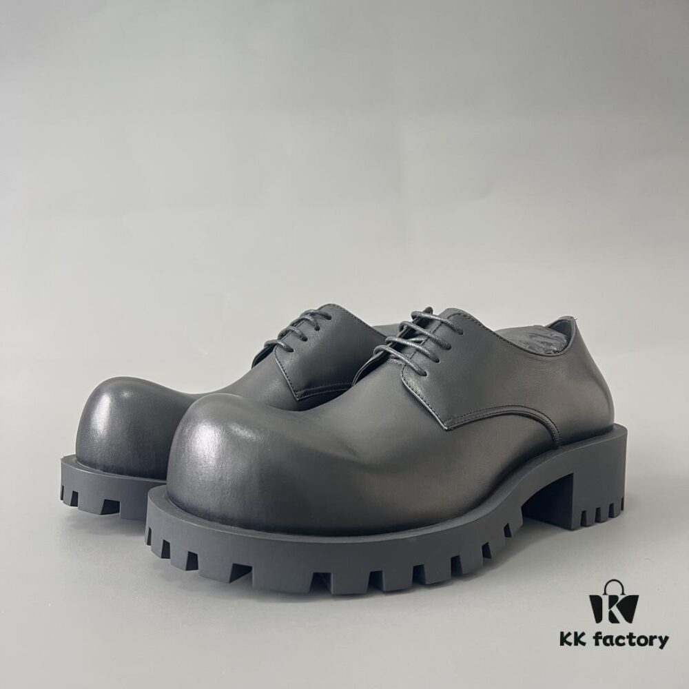 Balenciaga Sergent Smooth Calfskin Four-Eyelet Derby Shoes in Black