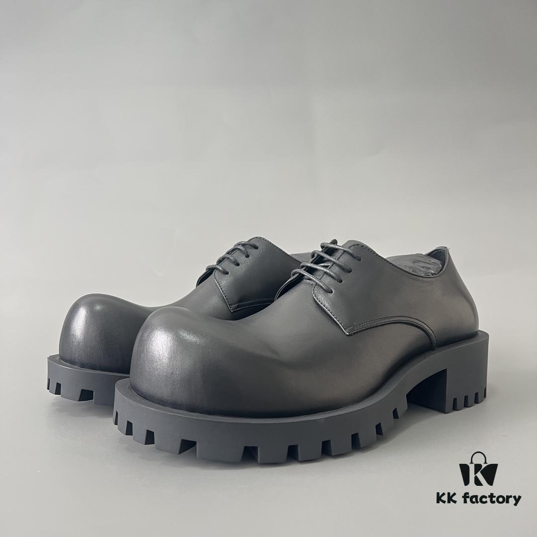 Balenciaga Sergent Smooth Calfskin Four-Eyelet Derby Shoes in Black