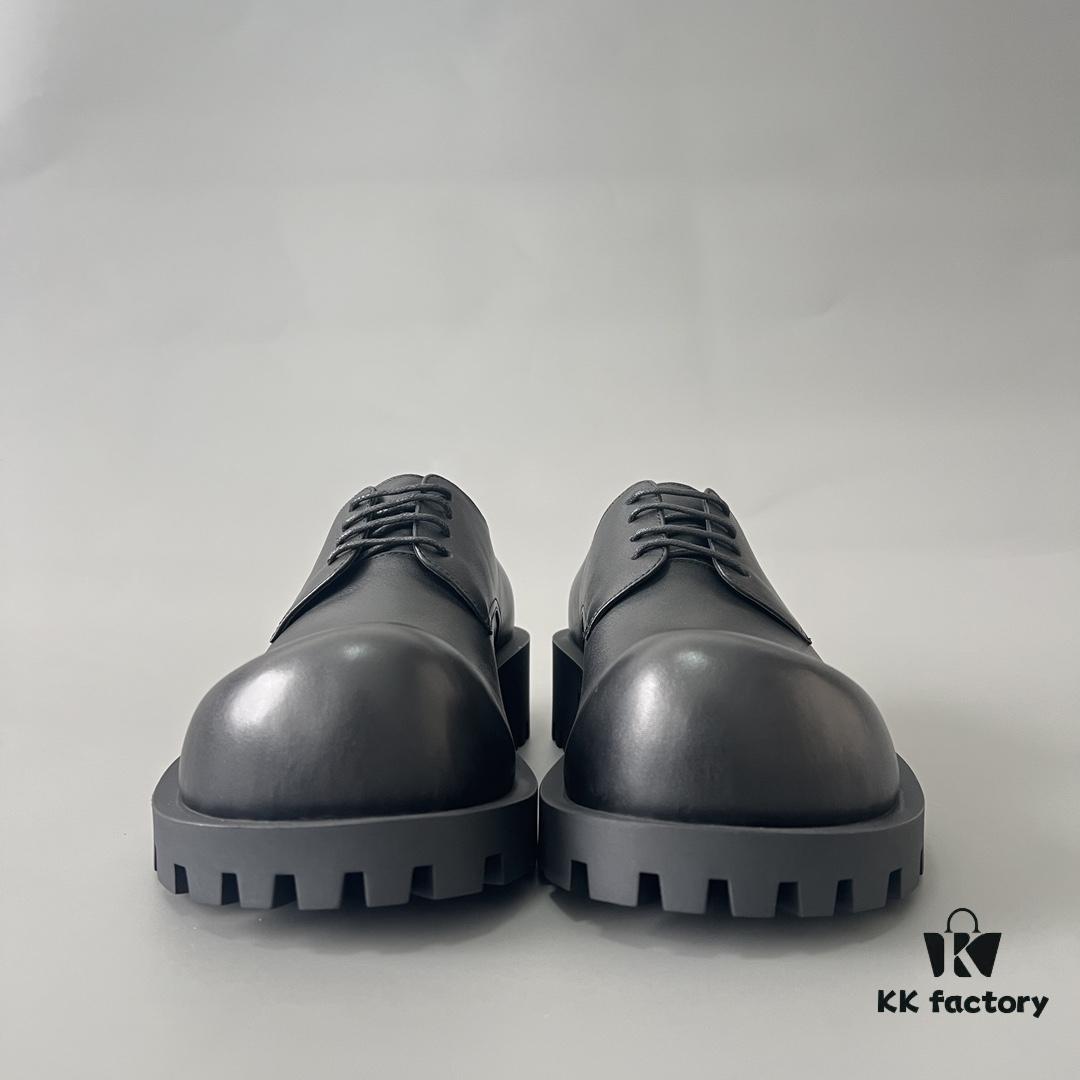 Balenciaga Sergent Smooth Calfskin Four-Eyelet Derby Shoes in Black