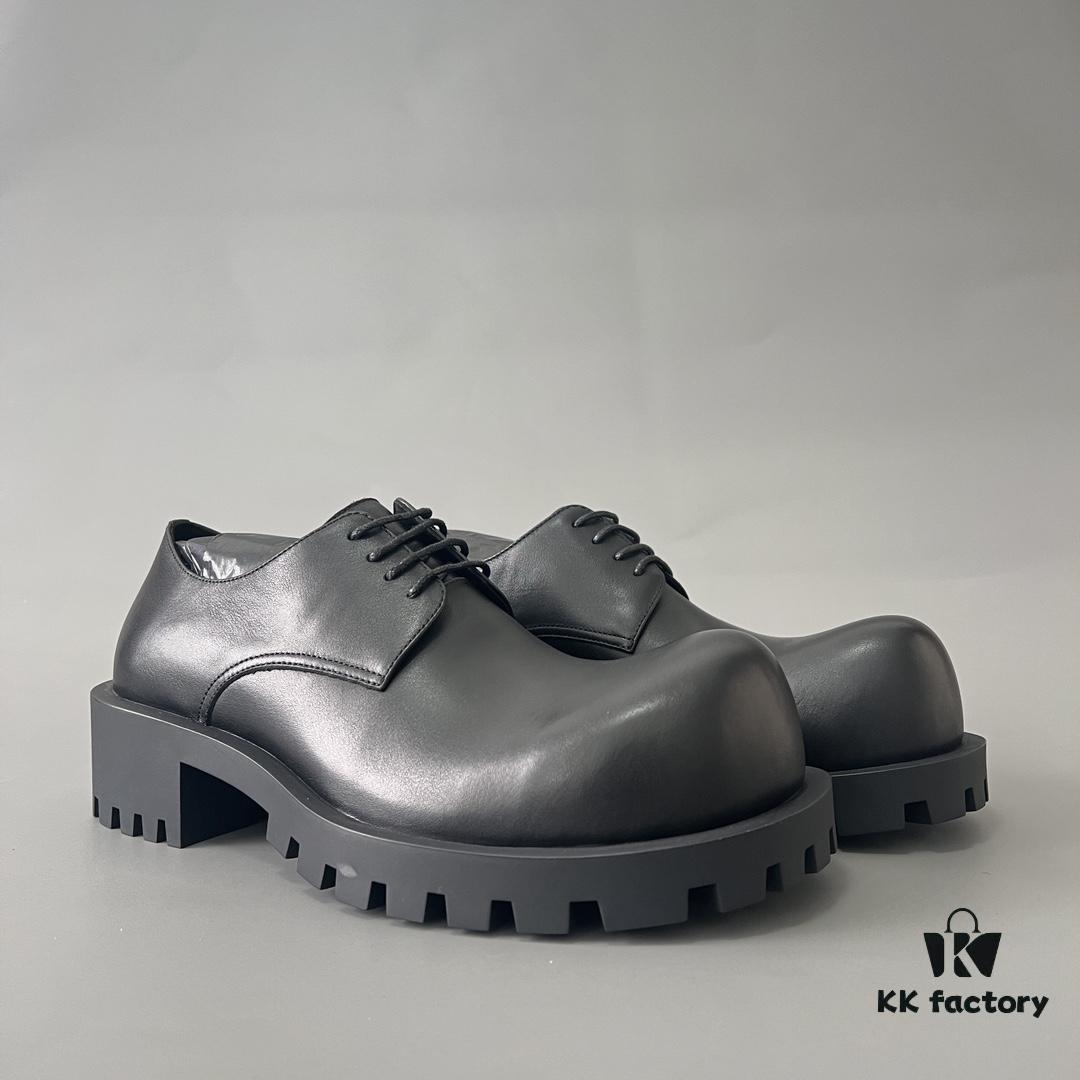 Balenciaga Sergent Smooth Calfskin Four-Eyelet Derby Shoes in Black