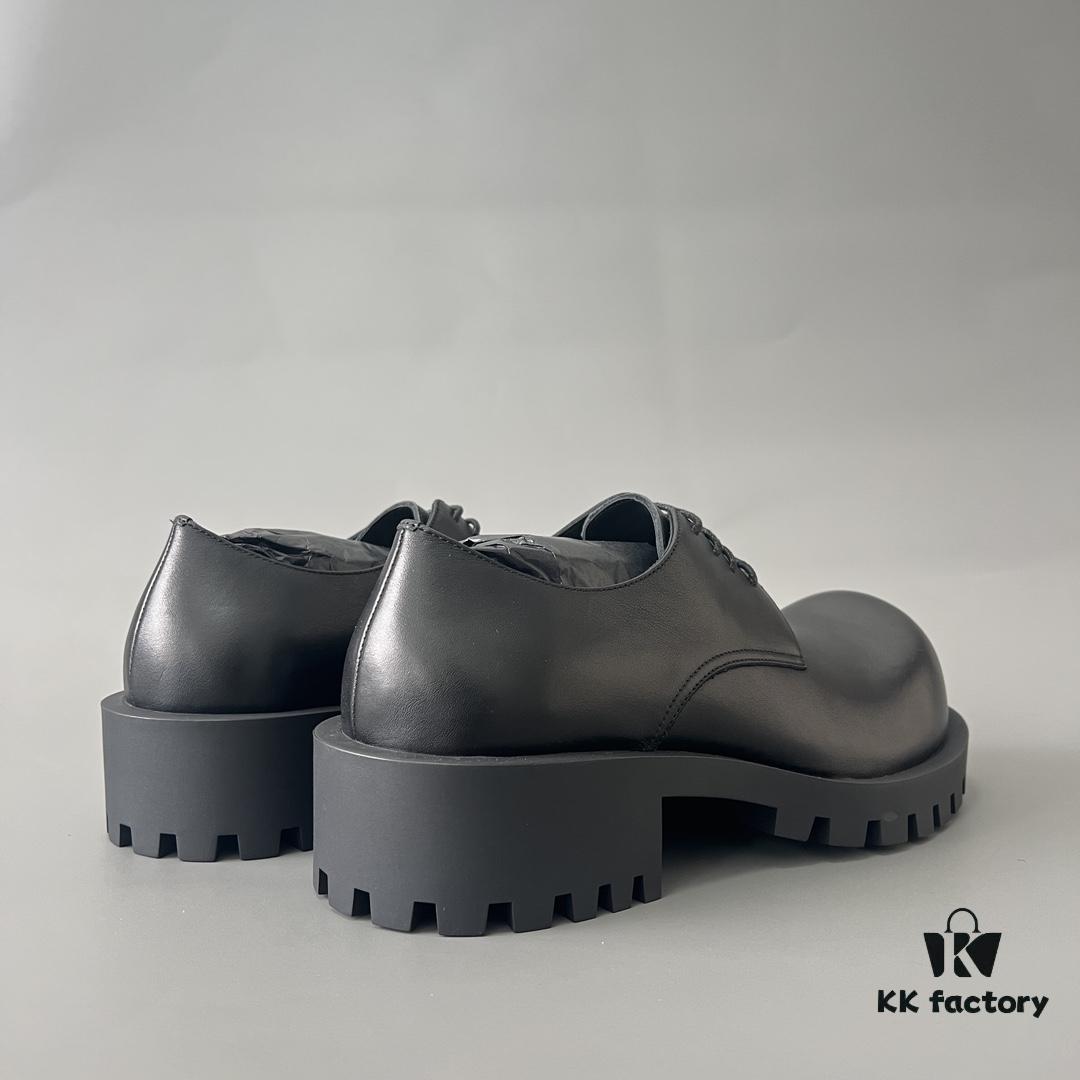 Balenciaga Sergent Smooth Calfskin Four-Eyelet Derby Shoes in Black