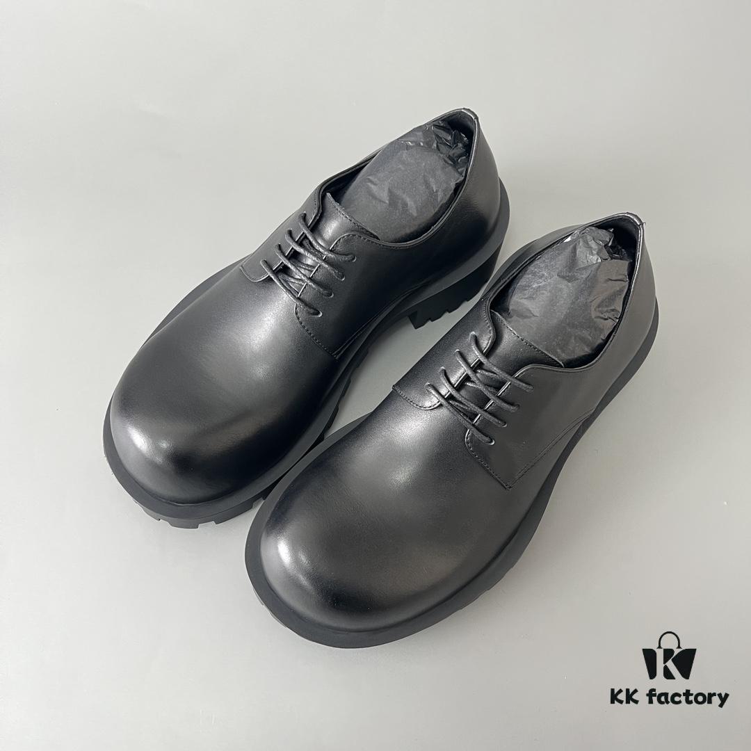 Balenciaga Sergent Smooth Calfskin Four-Eyelet Derby Shoes in Black