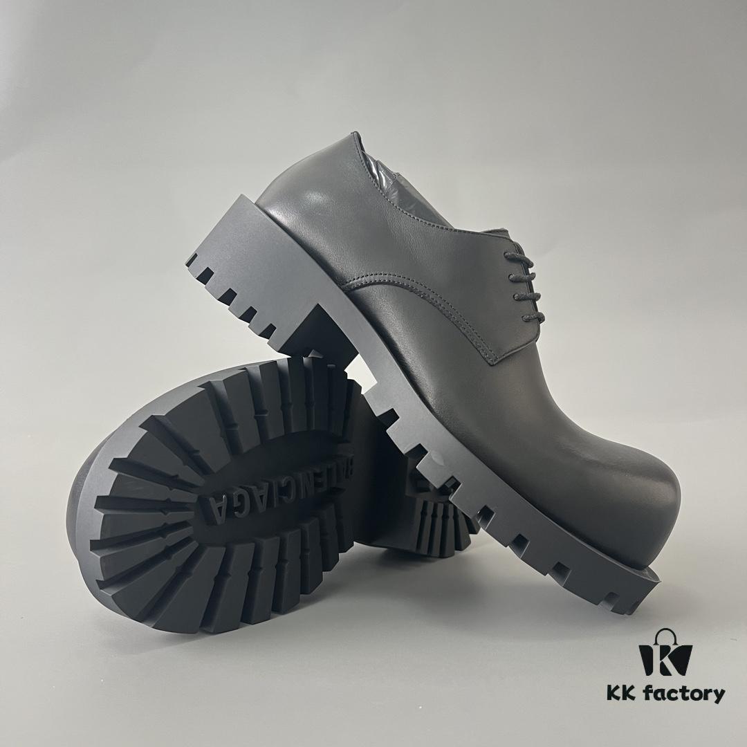 Balenciaga Sergent Smooth Calfskin Four-Eyelet Derby Shoes in Black