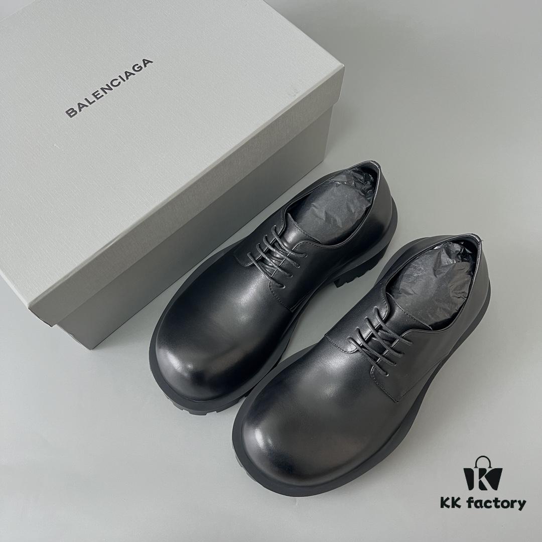 Balenciaga Sergent Smooth Calfskin Four-Eyelet Derby Shoes in Black