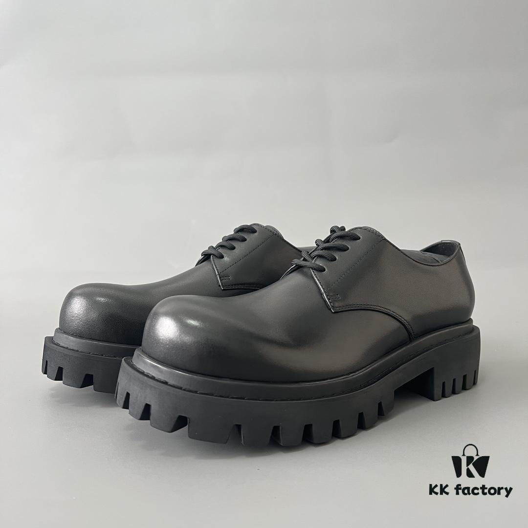Balenciaga Sergent Derby Shoes in Smooth Calfskin Leather in Black