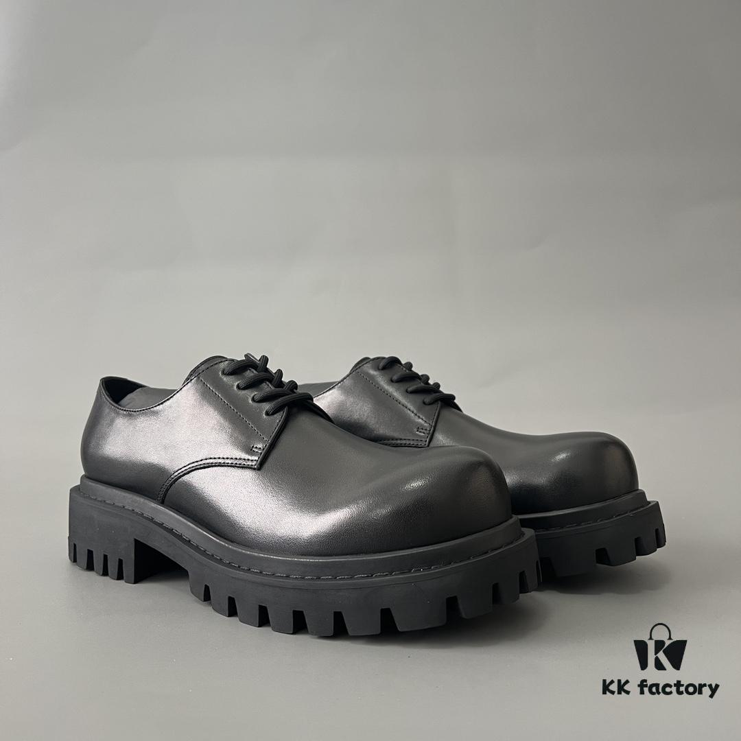 Balenciaga Sergent Derby Shoes in Smooth Calfskin Leather in Black