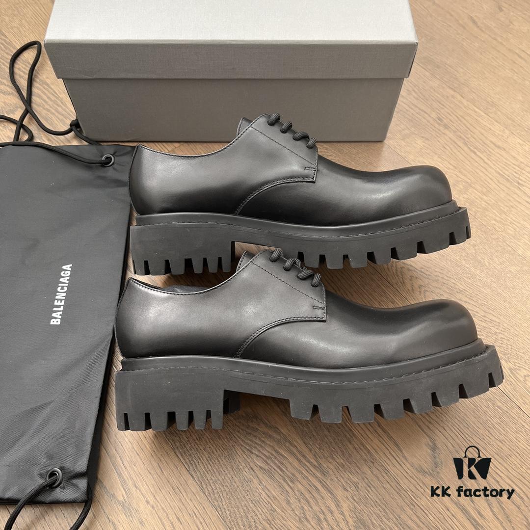 Balenciaga Sergent Derby Shoes in Smooth Calfskin Leather in Black