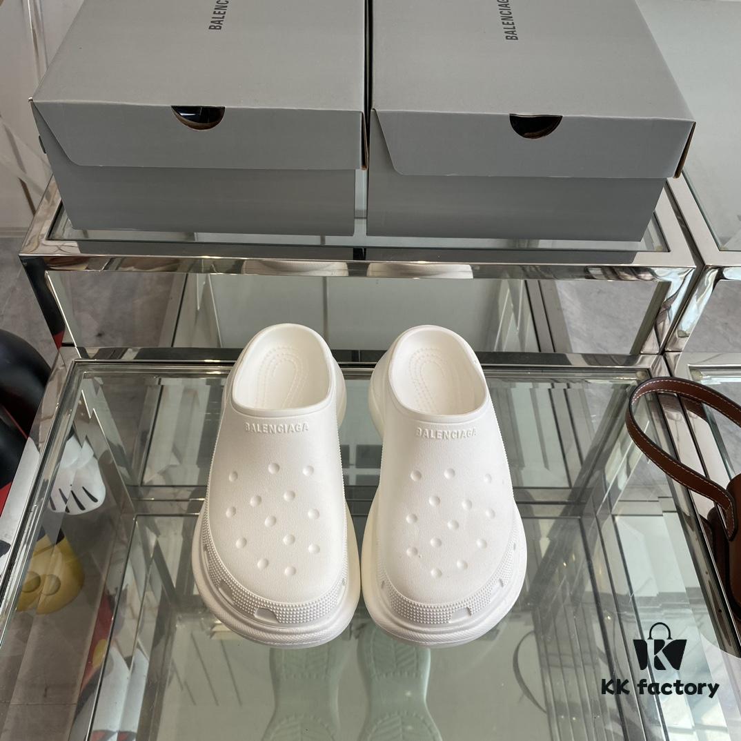 Balenciaga x Crocs Slides! Extremely comfortable to wear with bare legs, turning heads everywhere. Perfect combination of height enhancement and comfort. A must-have item recommended by influencers.